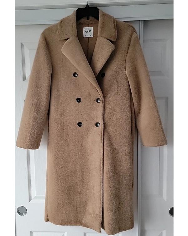 A Merry Little Ex-Mas 2025 Alicia Silverstone Beige Faux Fur Coat